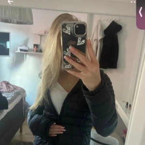 Dunnjacka  - Funkar perfekt har ett super lite hål där nere på baksida men de går o vika så ingen ser. Passar xs som jag i bilden men passar även S lika bra om inte bättre. Om du vill att den ska sitta tajt så är det S