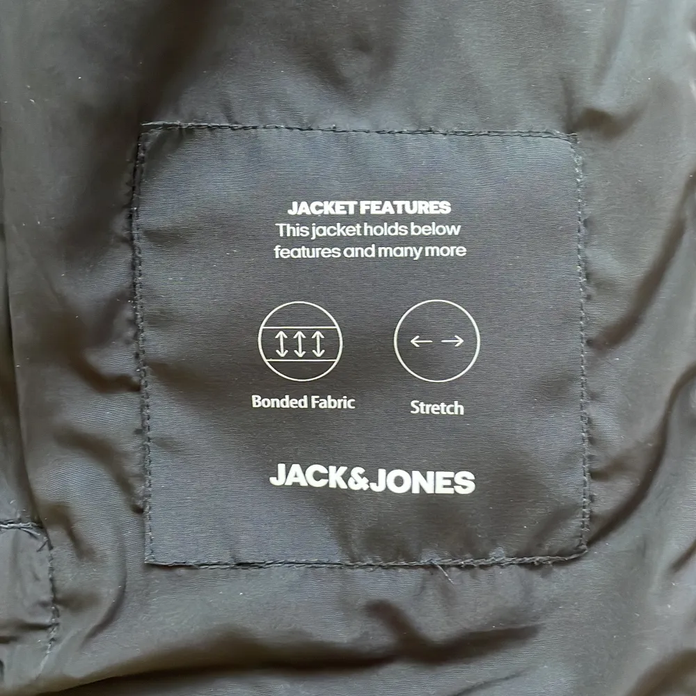 Säljer min jack&jones windbreker jacka som är perfekt för Höst och Vår, skick 7/10. Jackor.