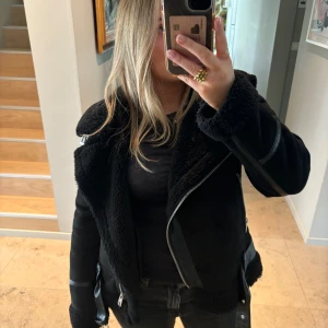 Teddyjacka  - Så snygg och skön jacka i mocka liknande material från zara i storlek M. Den är teddyfodrad och så mjuk. Har läder liknande detaljer☺️🫶🏼