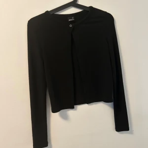 Kofta❤️ - Säljer denna jättefina koftan från Gina tricot ❤️Den är jättefint skick då den endast är använd 1 gång❤️Säljer för 230kr❤️