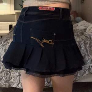 Snygg mörkblå lowwaist kjol omsydd från ett par desigual jeans. Midjemått - 33cm rakt över, den är stretchig  Längd - ca 30cm 