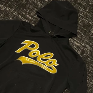Ralph lauren hoodie - Det står inte vilken storlek men är 184cm och passformen är väldigt bra!