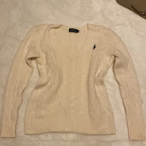 Ralph lauren stickad  - Fin stickad ralph lauren tröja, fint skick. Lite nopprig. Skriv för fler bilder ❤️