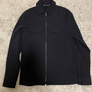 Zara Overshirt  - En snygg zara overshirt som passar till det mesta. Säljer då den blivit för liten. 
