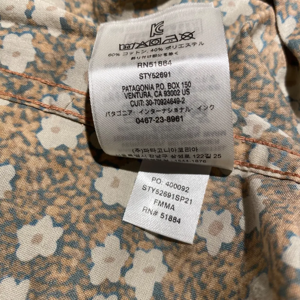 Brun blommig kortärmad skjorta i strl XL från Patagonia.  Ny, aldrig använd.  Mått Över bröstet: ca 63 cm Längd från axeln och ner: ca 80 cm  60% bomull och 40% polyester   Kommer från ett djur och rökfritt hem.. Skjortor.