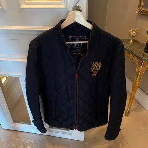 Morris jacka - Morris jacka som passar perfekt nu till vintern! Nypris 2200kr. Storlek L men sitter som M. I bra skick. 