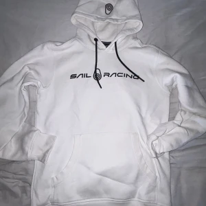 Vit hoodie från Sail Racing - Säljer en snygg vit hoodie från Sail Racing i storlek S. Den är väldigt bra skick nästan aldrig använd. Perfekt för en kall dag. Superbekväm, mjuk och bra passform