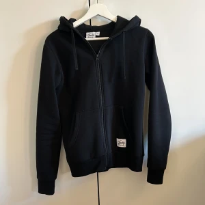 Zip up hoodie - Säljer denna zip up hoodien från Andy by Frank Dandy i strl S. Sparsamt använd, i fint skick. Tryck gärna på ”köp nu”.