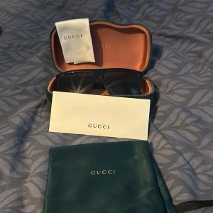 Gucci solglasögon  - Hej, säljer mina Gucci solglasögon och allt de som är i bilden kommer med. Mycket bra skick använd fåtal gånger, ny pris 1367kr.