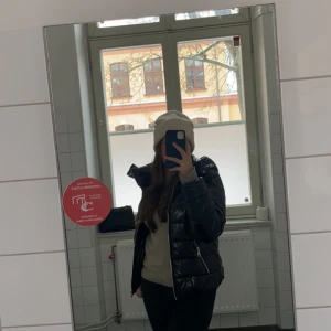 Vinter jacka  - En tjock vinterjacka från Nelly, använt en vinter så den ser it som ny❤️ säljer då jag vill ha en ny. Hör av dig om du vill ha mer information❤️