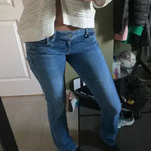 Mycket fina ltb jeans! Dom är köpta här på Plick men jag själv har aldrig använt dom ute.  Innerbenslängd: 83 cm  Midjemått: 39 rakt över Jag är 175 som referens! 💞