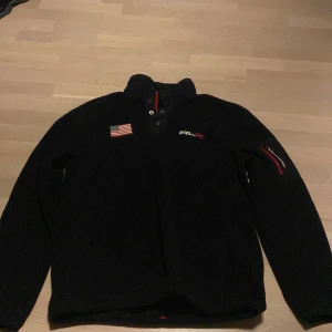 Ralph lauren jacka - Tjenare! Säljer en Ralph lauren jacka som är bra nu när det börjar bli kallare, storlek L skick 9/10