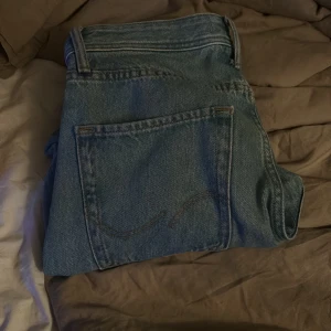 Jack and Jones Jeans - Ett par riktigt sköna Jack and Jones Jeans. Riktigt fina och är som nya. Köpt för 600. Säljer för 300kr. Pris kan diskuteras vid snabbaffär