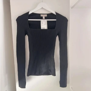 Ribbstickad tröja h&m - Ribbstickad h&m topp som passar perfekt till utekvällar på vintern. Inte kommit till användning🖤
