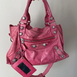 Rosa City bag  - En jätte snygg city bag,slitage finns på delar som handtaget och kanter(skriv för fler bilder)men i sin helhet så har väska väldigt mycket kvar att ge.Spegel,axelband medföljer.I min vetskap är det en äkta men har dock inte genomgått äkthetskontrol😊
