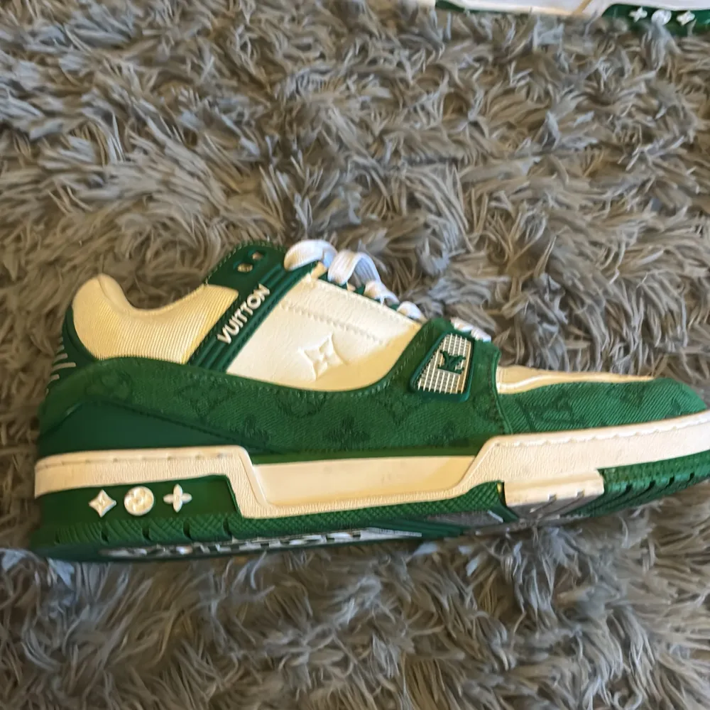 Ett par lv trainers i storlek 43 8/10 i skick då dem bara är använda några få gånger. Kommer med original box och tillbehören vill du ha fler bilder är det bara att hojta till. Skor.