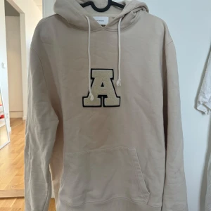 Axel arigato hoddie - Köpes begagnad   Tyvärr för liten för mig  Storlek M (passar mer S enligt mig)