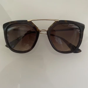 Solglasögon Prada - Solglasögon Prada 13QS  Nyskick. Endast använda en eftermiddag  Nypris: 2 495kr  Kvitto och originalfodral medföljer.