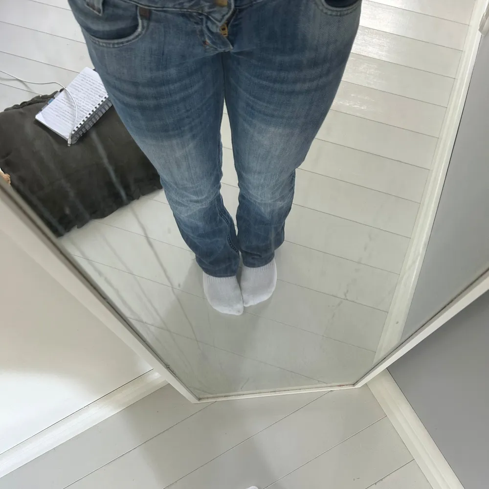 Ett par jätte fina Lee jeans. Low waist dem är mittemellan straight och bootcut💗 Det är bara att skriva om det är något ni funderar över 🙌🏼. Jeans & Byxor.