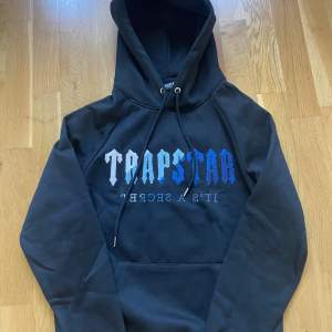 Hej! Jag vill sälja min Trapstar hoodie, den är storlek S. Den har använts 2 gånger, perfekt skick inga fel alls med den. Hör av er om ni är intresserade😊  Pris kan alltid diskuteras! 