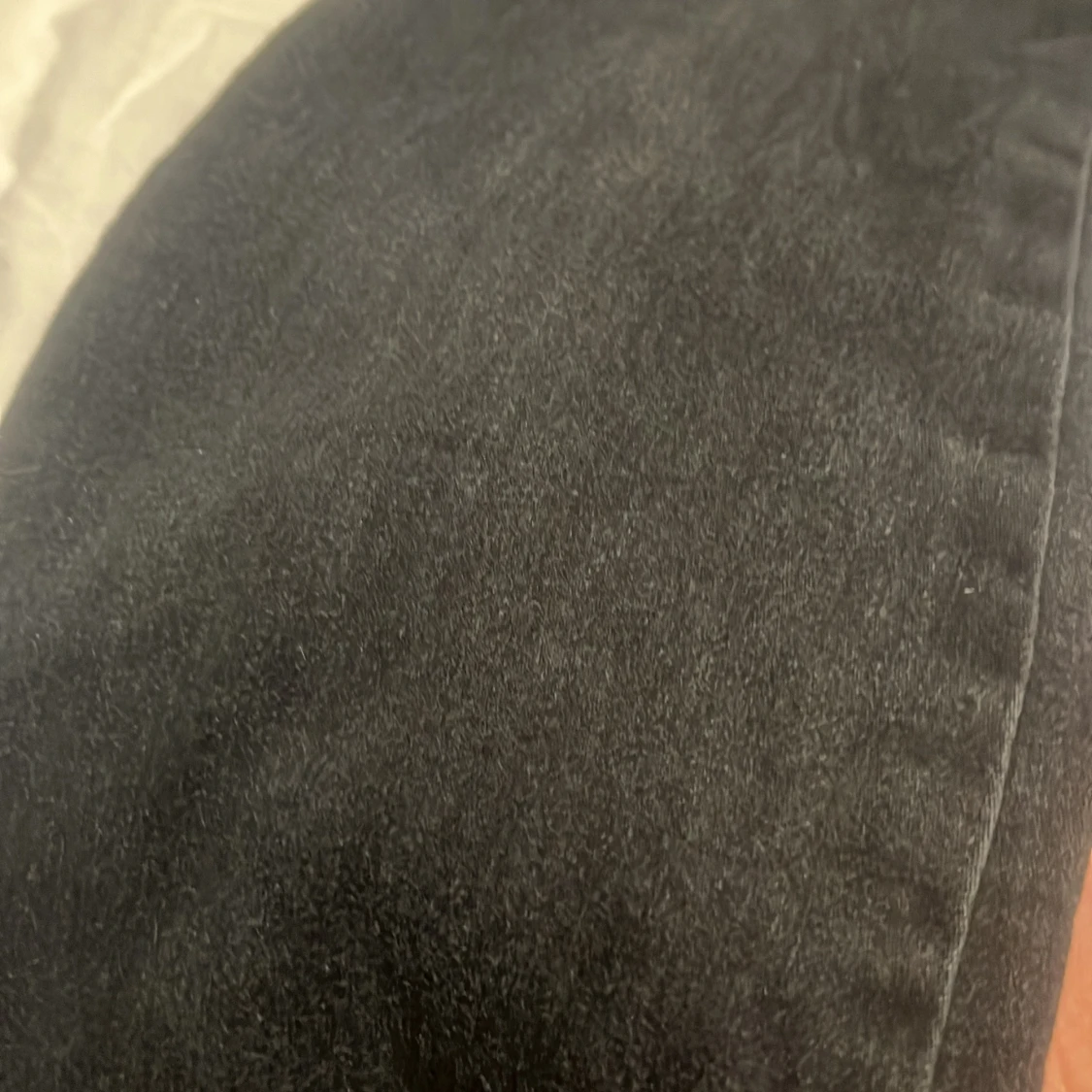 Jag säljer dessa svarta bootcut jeans för att de passar inte mig längre. Byxorna är ifrån ONLY i storlek 152/ 12 åring. Jeansen är i bra skick och och inte alls slitna - 93