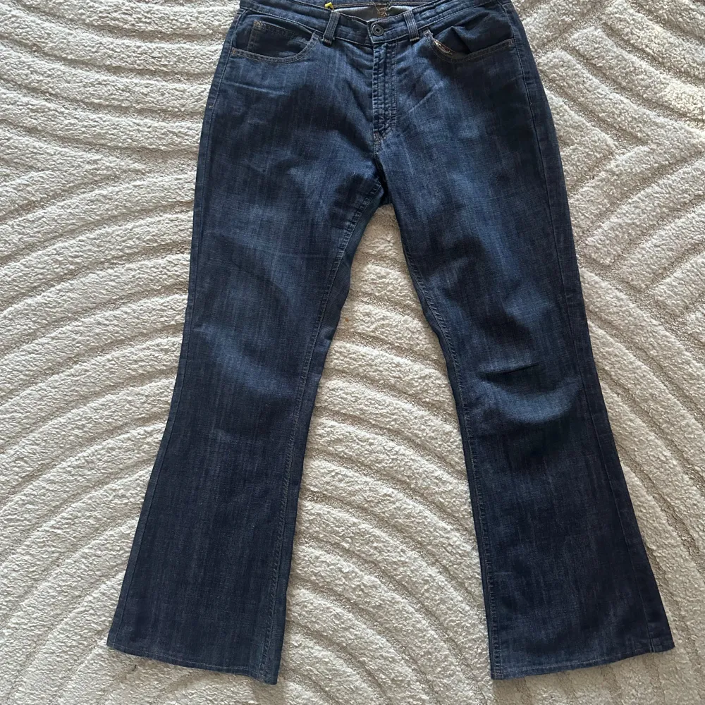 Säljer dessa coola jeans. Köpte de på beyond retro men de kommer inte till användning💗. Jeans & Byxor.