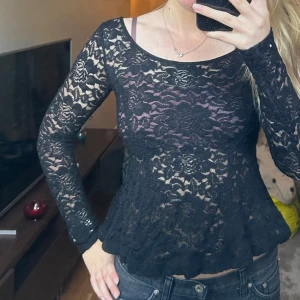Svart spetsblus - Säljer en svart spetsblus med långärmade ärmar. Blusen har en genomskinlig spetsdesign och är perfekt till fest. 💕