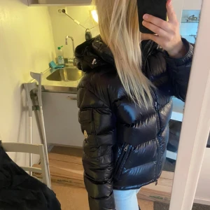 Moncler Maya jacka  - Säljer min fina moncler Maya jacka i storlek 2, passar mig som normalt är s bra. Köpt förra året och använt sparsamt så i bra skick. Köpt för 11200 säljer för 7500. Priset kan diskuteras vid snabb affär:)  Bara att skriva vid frågor eller mer bilder💕