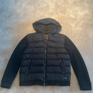 Woolrich cardigan  - Fett cardigan använd 3-5 gånger bara. 8,5/10 skick, pris kan diskuteras. Kommer med avtagbar luva.