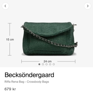 Becksöndergaard väska - Säljer min Becksöndergaards väska som jag köpte i juni. Har inte använt den så mycket som jag hade hoppats där av att jag säljer den. Skicket är jätte bra på väskan då den knappt är använd, men kedjan skift att lite i färg. Skriv för fler bilder!🫶🏼