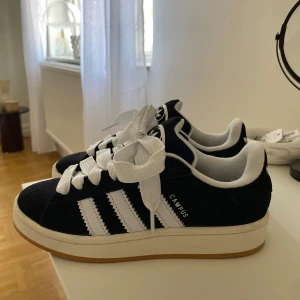 Adidas campus 00 - Stl 36 Använd 1 gång  Säljer pga att de va för små och det var för sent att skicka tillbaka  Finns svarta snören också