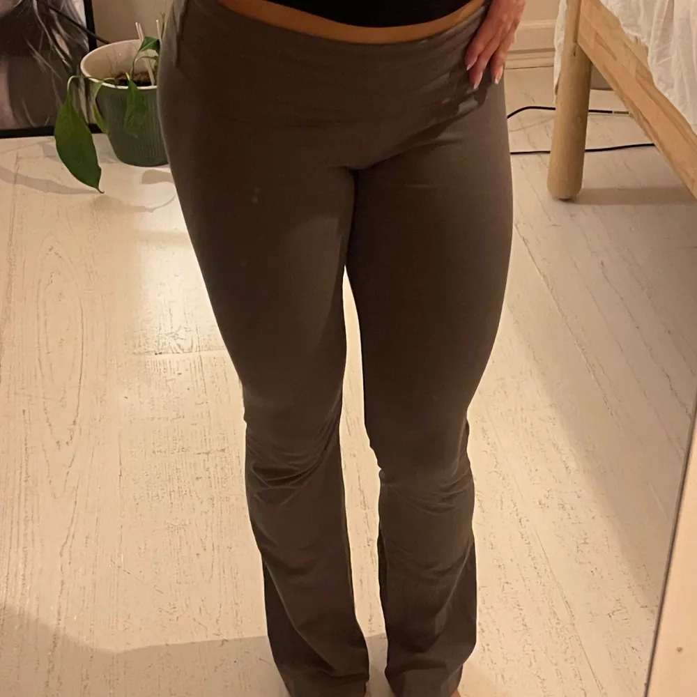 Gråa yoga pants från nelly, storlek XS passar även mig som brukar ha S. Skriv gärna om ni har några frågor eller för fler bilder🩷. Jeans & Byxor.