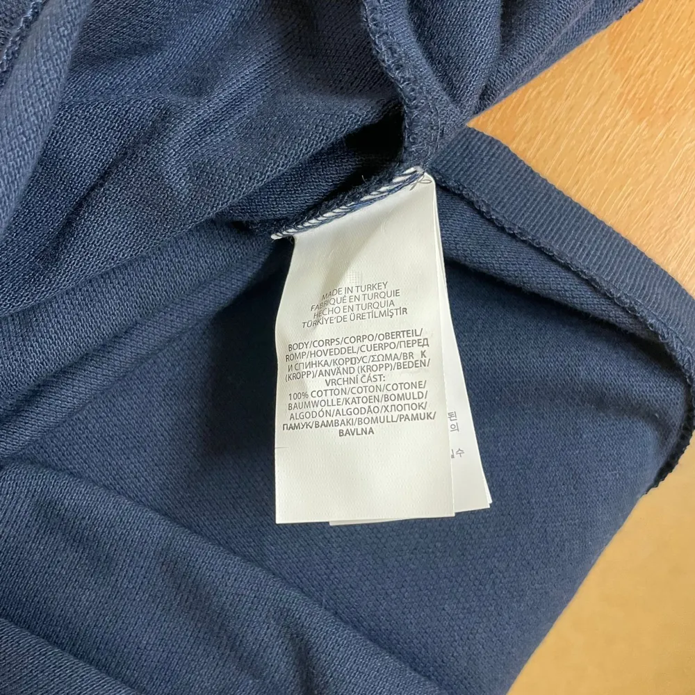 Marin blå ralph lauren tröja i ny skick, kvitto finns inte tyvär. Hoodies.