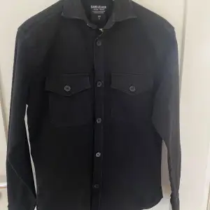 Säljer en overshirt från Sams Black | Använd max 2 gånger | 10/10 skick | Hör av er vid funderingar! OBS! Kan gå ner i pris vid snabb affär!