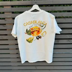 Casablanca T-shirt i bra skick | Storlek L men passar M | Modellen är 185cm och väger 66kg | INGA BYTEN