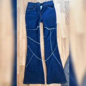 Coola jeans! - Snygga slutsålda jeans från Asos, mellanhög midja och utsvängda byxor! Perfekt längd för mig som är ungefär 165 cm💗💗