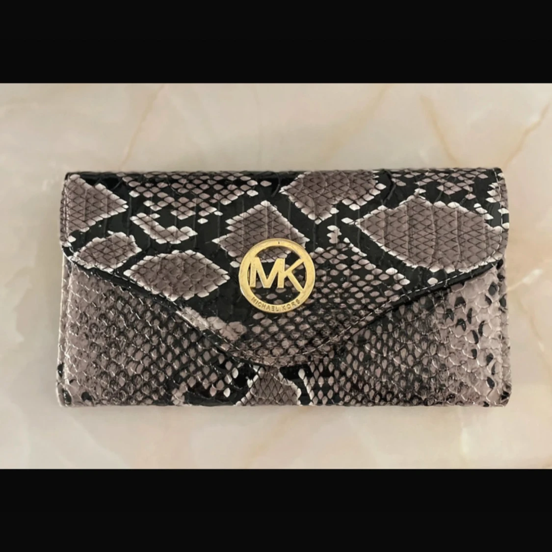 Ormskinnsmönstrad plånbok från Michael Kors