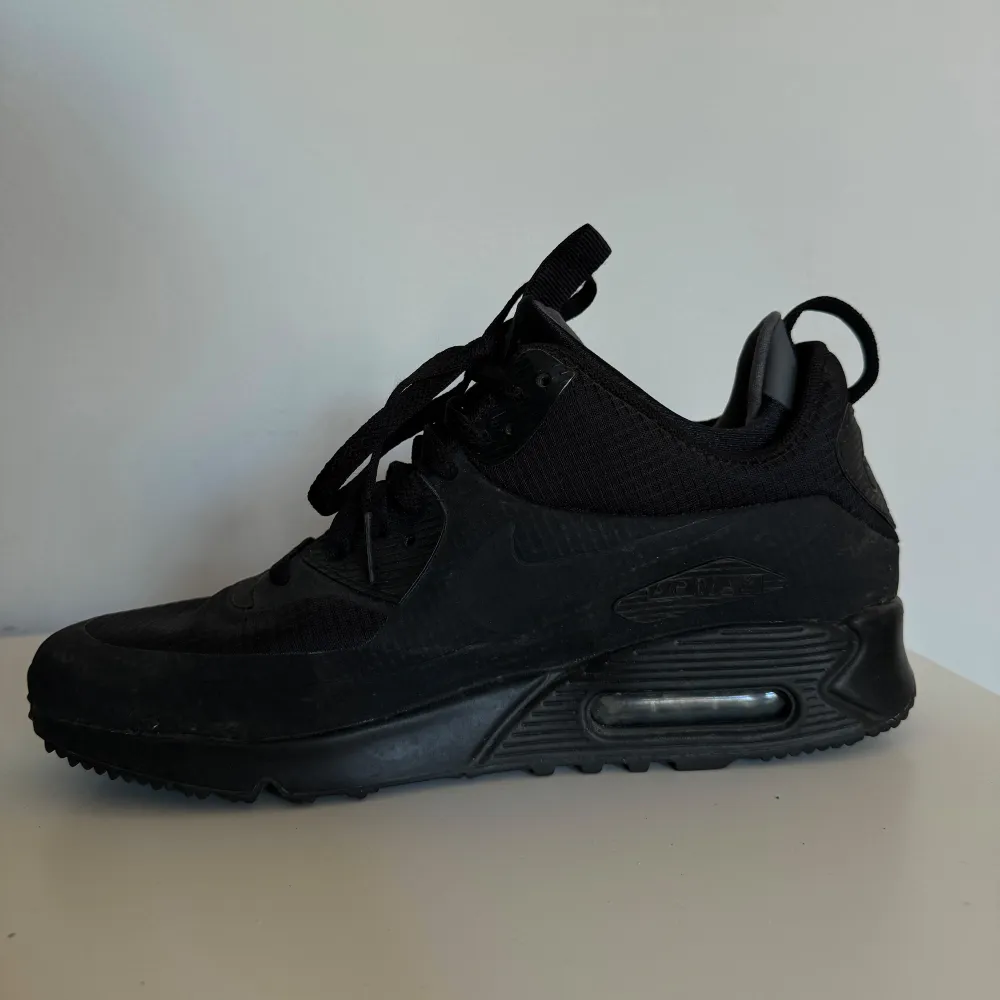 Svarta airmax med fodring, perfekt inför hösten. Säljs i bra skick använda 2-3 gånger . Skor.