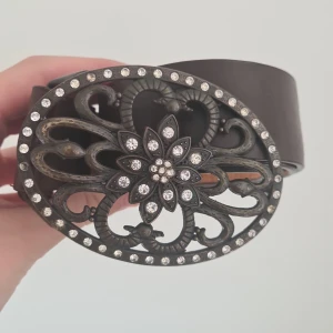 Y2k bälte - As coolt bälte med stor buckle med rhinestones på