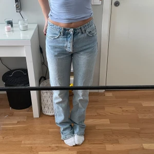 Zara jeans - Ljusblå jättefina jeans från Zara. Rak modell med medelhög midja. 