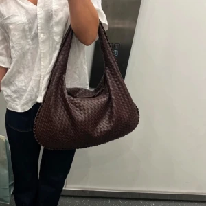 Bottega liknande väska  - Säljer denna fina väska som liknar bottegas! Det är den större modellen🙏🏼 i nyskick 