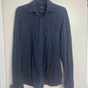 Hugo Boss Overshirt - Overshirt från Hugo Boss i bomull. Kan användas som skjorta Tunn men håller värme Strlk S