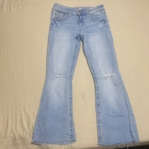 Jeans low waste går för 197kr i affär 200-300kr - Barn low waste byxor boot cut storlek 164 hrs bara haft några månader ljusblå jeans detta jeans hår gör 197kr går för i affär 200-300kr