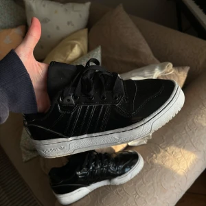 Sneakers - Jättesnygga sneakers från adidas🥰 Inte använda mycket pga för liten storlek… 