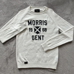 Stickad crewneck morris - En stickad tröja från märket så man blir lite varmare perfekt nu till hösten 9/10 skick