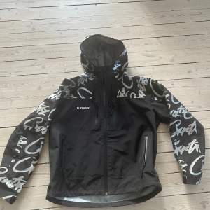 Corteiz Windbreaker/Shell/regn jacka Sitter som M Väldigt sällsynt jacka, har ej sett ngn annan k sverige Pris kan diskuteras enbart vid snabb affär