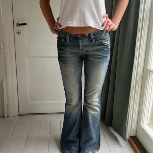 Lågmidjade bootcut jeans - Midja: 76 cm innerbennet: 80 cm, hon på bilden har vanligtvis 27/28 och är 173❤️(det är min kompis så det är mina bilder)