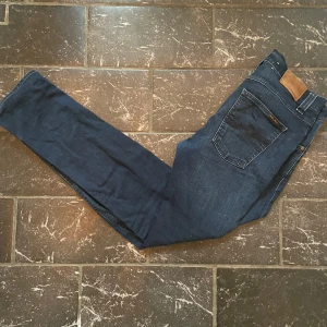 Nudie jeans Lean Dean - Säljer nu mina snygga jeans från nudie i storlek 33/32! Ny pris: 1599kr Skriv om frågor:) 🩶🐧💥