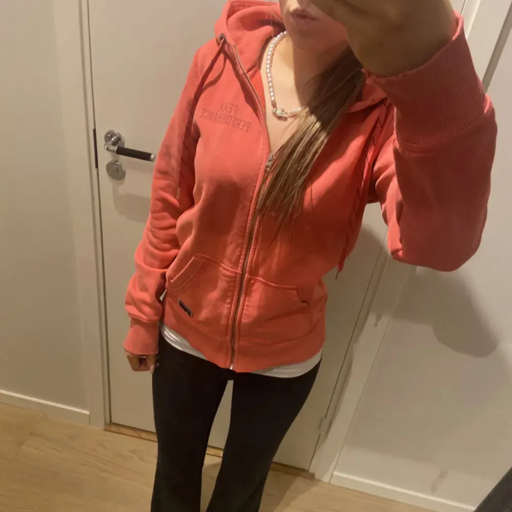 Perfekt nu i för hösten!🍂🍁Jätte snygg rosa hoodie från peak performance. Storlek M. . Tröjor & Koftor.