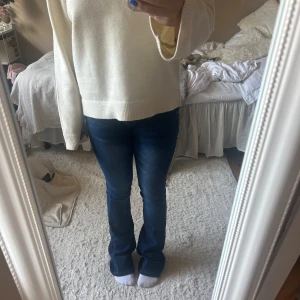 Blå bootcut jeans - Helt oanvända bootcut jeans Säljer då de är för långa